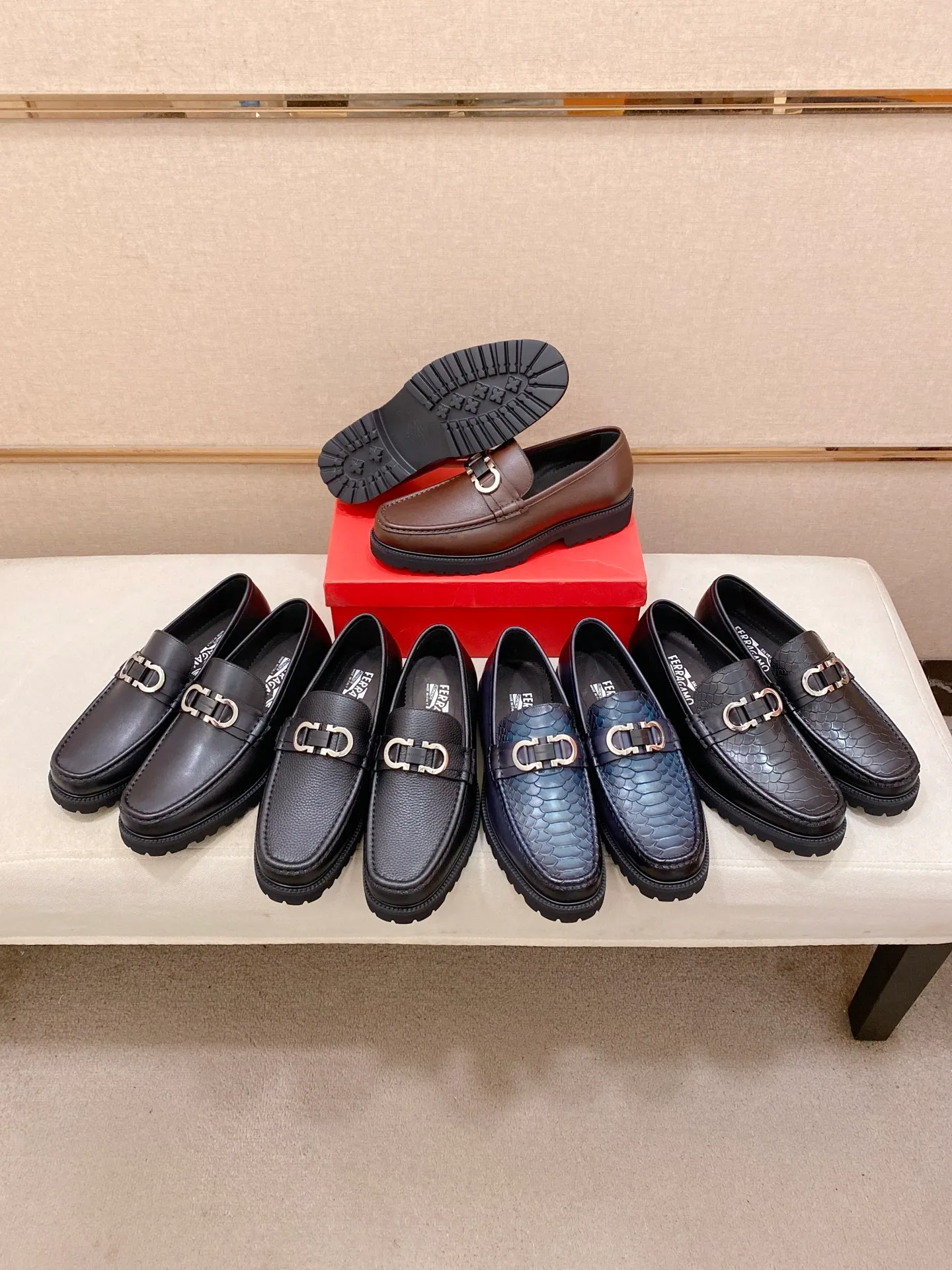 Men's shoes💰: 560💰 High version Ferragamo quality! 🆕🆕Exclusive hot-selling products in stock🔥🔥New products on the shelves, high-quality shoes, high-end driving shoes, with complete packaging! 💪 💪 Material: imported patented cowhide 🐂 + imported high-quality water-dyed cowhide lining + wear-resistant outsole 👍🏻👍🏻 Features: high-end and comfortable, purely handmade 🚀 🚀 Create the perfect shoes that suit you best 🔥 🔥 Size: (38-44) Can be customized 45 non-returnable!